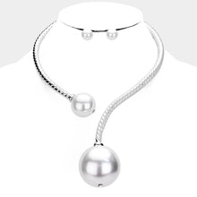 Load image into Gallery viewer, White Chunky Pearl Textured Metal Collar Choker Necklace
