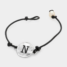 Load image into Gallery viewer, Letter N Monogram Metal Disc Pearl Pointed Bracelet
