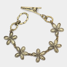 Load image into Gallery viewer, Gold Vintage Flower Clip Bracelet
