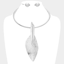 Load image into Gallery viewer, Textured Metal Pendant Necklace
